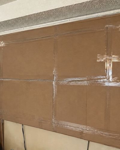 골판지와 테이프로 덮은 벽걸이 TV